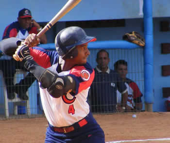 Alexander Ayala, a la ofensiva en Bisbol cubano rumbo a Barranquilla.