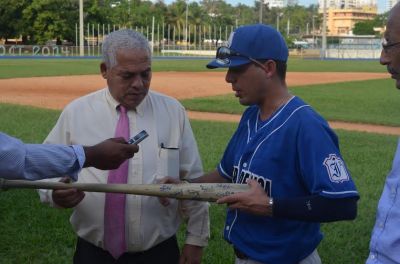 Bate firmado por el Hroe de Cuba llega a la Repblica Dominicana