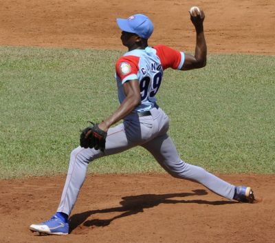 Campeones del bisbol cubano triunfan en buen partido