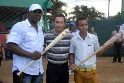 Cubano Joan Carlos Pedroso recibe bate donado por Gerardo Hernndez