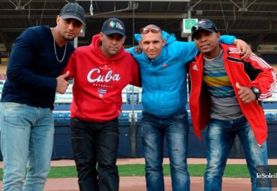 Cubanos llegan a Canad y visitan estadio de los Capitales de Quebec
