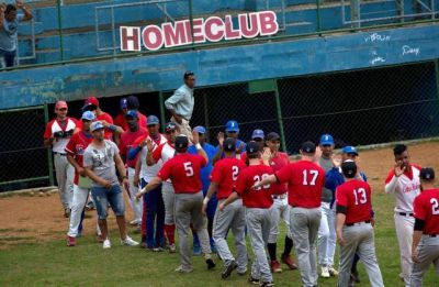 EEUU y Cuba juegan bisbol. Equipo universitario de Tampa visita Cuba