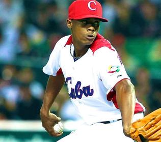 Firman Rojos de Cincinnati a lanzador cubano Raicel Iglesias
