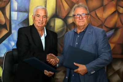 Higinio y Fraccari firman acuerdo beisbolero en La Habana.