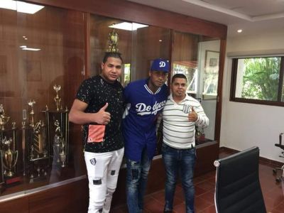 Lanzador cubano firma pacto con los Dodgers de Los Angeles.