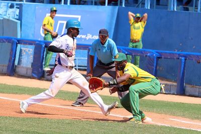 Pinar del Rio retoma la victoria y sigue de lder en el beisbol cubano.