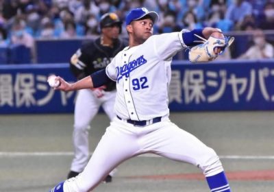 Raidel lidera en juegos salvados en beisbol japons.