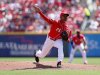 Rojos envan a pitcher cubano Iglesias a las Ligas Menores
