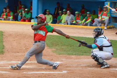 Las Tunas busca barrida y consolidar liderato en beisbol cubano.
