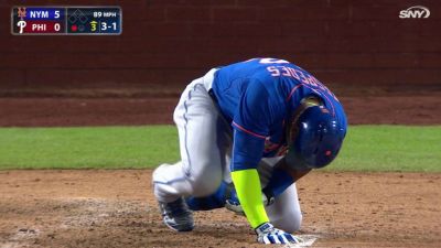 Yoenis Cspedes sale del juego de Mets tras bolazo en la mano izquierda