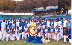 Equipo de Industriales y su mascota