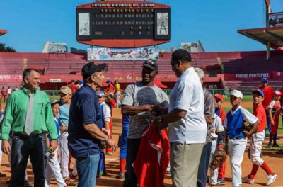 Junco en la clinica de beisbol en el Victoria