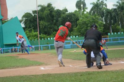 Leadores aseguran subserie contra Los Gallos.