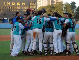 Equipo Isla celebrando