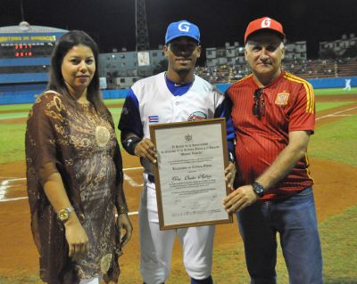 Roel Santos se acaba de graduar.