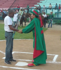 Abanderan equipo de Las Tunas a la 54 Serie Nacional de Bisbol