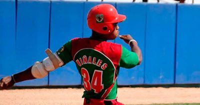 Abrazo en la cspide de la Serie Nacional de Bisbol.