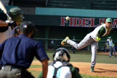 Adrin Bueno de Cienfuegos, pone a los Elefantes delante.