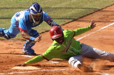 Agricultores aprieta la final de la Liga lite del Beisbol Cubano.