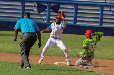 Agricultores barri a Portuarios en Liga lite del Beisbol Cubano.