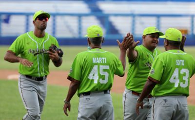 Agricultores ms cerca de los play off en Liga lite del Beisbol.