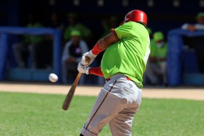 Agricultores extiende racha triunfal en Liga lite del Beisbol.