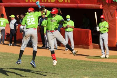 Agricultores forz regreso a Granma en Liga lite del Beisbol.