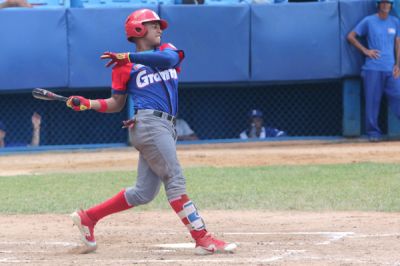 Alazanes noquearon al campen Matanzas en serie beisbolera cubana.