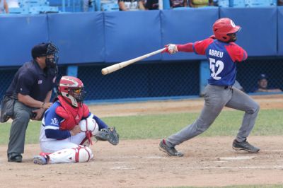 Alazanes ponen en jaque a Leones en play off beisbolero.