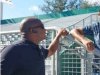 Amigos y rivales, El Duque Hernández y Orestes Kindelán se abrazan.