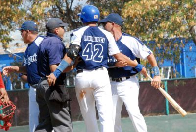 Animos calientes en juego Holguin vs. Metropolitanos