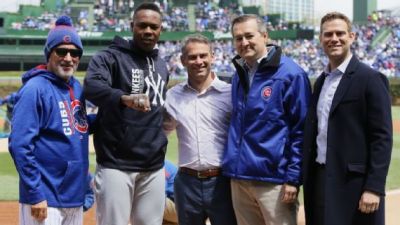 Aroldis Chapman recibe su anillo de campen en Chicago.