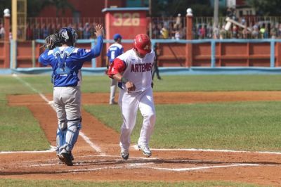 Artemisa e Industriales sellan por lluvias en Liga lite del Beisbol.