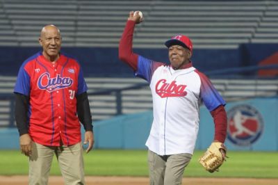 Autoridades del deporte saludan a Tony Oliva en La Habana.