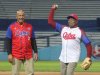 Autoridades del deporte saludan a Tony Oliva en La Habana.