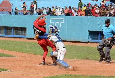 Avispas se adelantan a Toros en play off beisbolero.