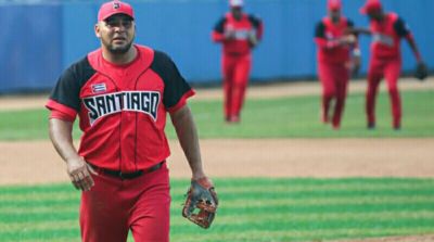 Avispas ganan en polmico final de juego beisbolero en Cuba.