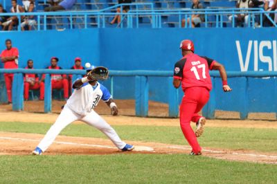Avispas de Santiago de Cuba firman dcima victoria consecutiva en la 64 Serie Nacional de Bisbol.