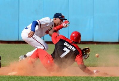Avispas de Santiago de Cuba regresan a semifinales en beisbol cubano.
