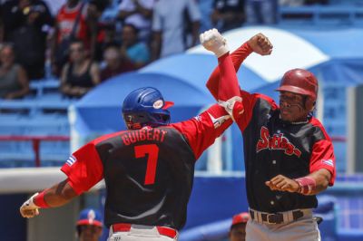 Santiago de Cuba remonta y vence a Leadores de Las Tunas rumbo a los playoffs de la Liga lite.