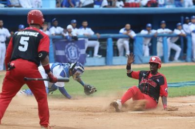 Avispas de Santiago de Cuba vuelven a mostrar poder ofensivo y lideran la Serie Nacional de Bisbol.
