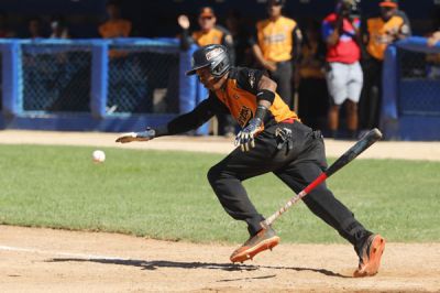 Azucareros noquean a Camag�ey y mantienen viva la pelea por el �ltimo boleto a los play off.