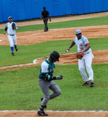 Bisbol cubano con buen debut de los campeones