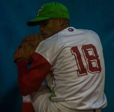 Bisbol cubano: Lechada de Yadin Martnez mantiene lder a Las Tunas ante el asedio de los Gallos