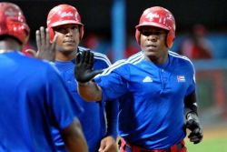 Bell y Despaigne garantizan victoria Azul en tope beisbolero
