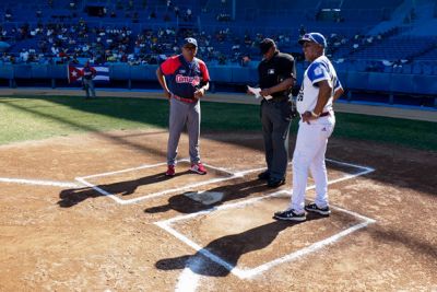 Blanco vs. Baos en inicio de los play off del bisbol cubano.