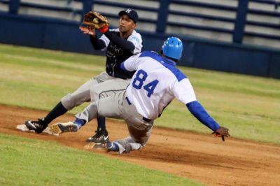 Cachorros de Holgun alcanza las 30 victorias con nocaut a Matanzas en la 64 Serie Nacional de Bisbol.