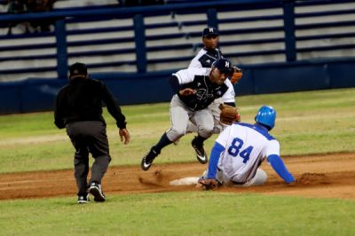 Cachorros de Holgun barren a los Toros y mantienen el subliderato en la 64 Serie Nacional de Beisbol.