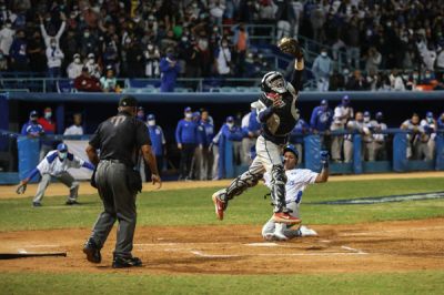 Cachorros de Holguín recupera la cima de la 64 Serie Nacional gracias al poder de Yasiel González.