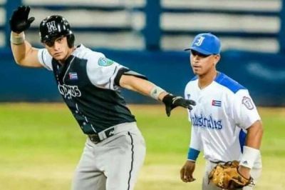 Cachorros de Holgu�n rompen el invicto de Matanzas en la Liga �lite del Beisbol Cubano.